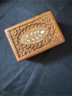 Hand Carved Wooden Trinket Box with Inlay Leaf Design - Brown